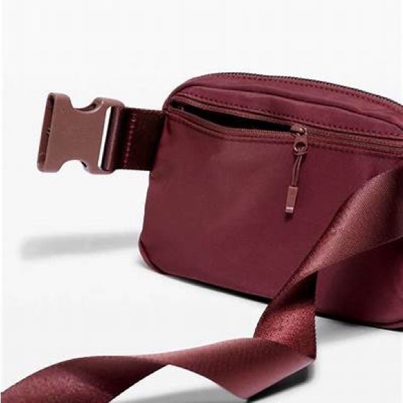 NWT ✨ Lululemon Everywhere Belt Bag Mulled Wine - Picture 2 of 2
